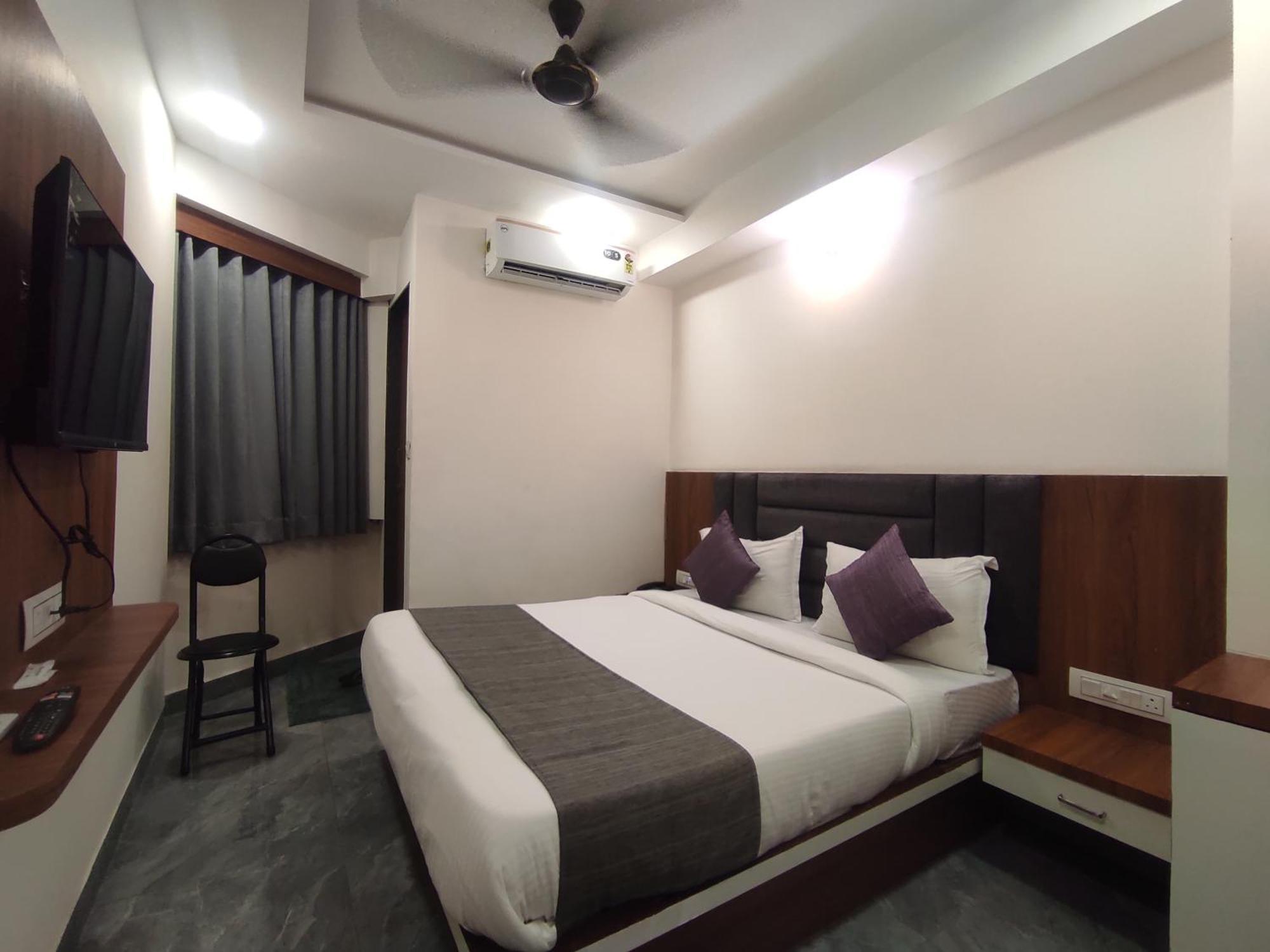 Hotel Earth Inn, Subhash Bridge, Rto Circle, Ahmedabad Exterior photo
