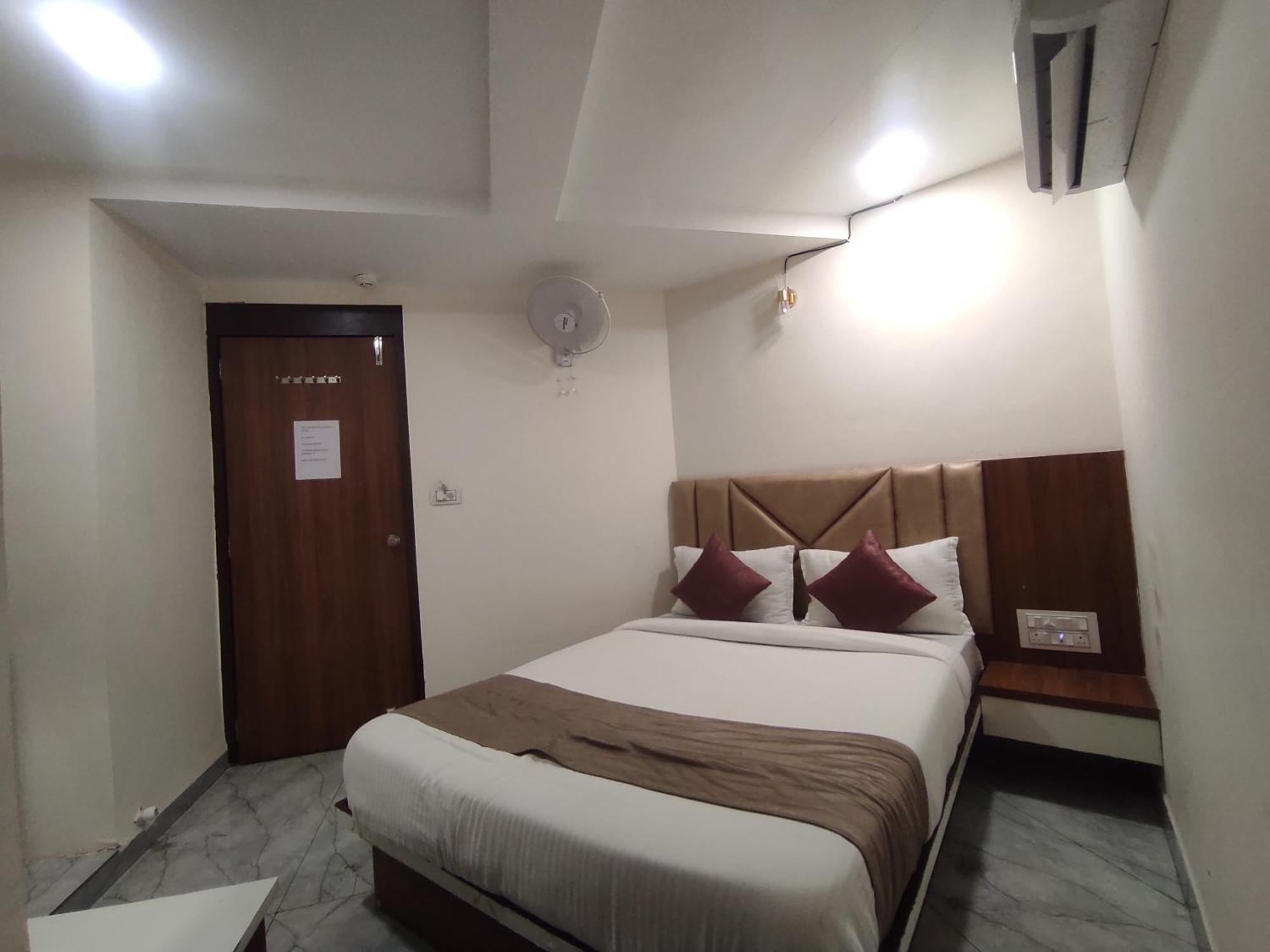 Hotel Earth Inn, Subhash Bridge, Rto Circle, Ahmedabad Exterior photo