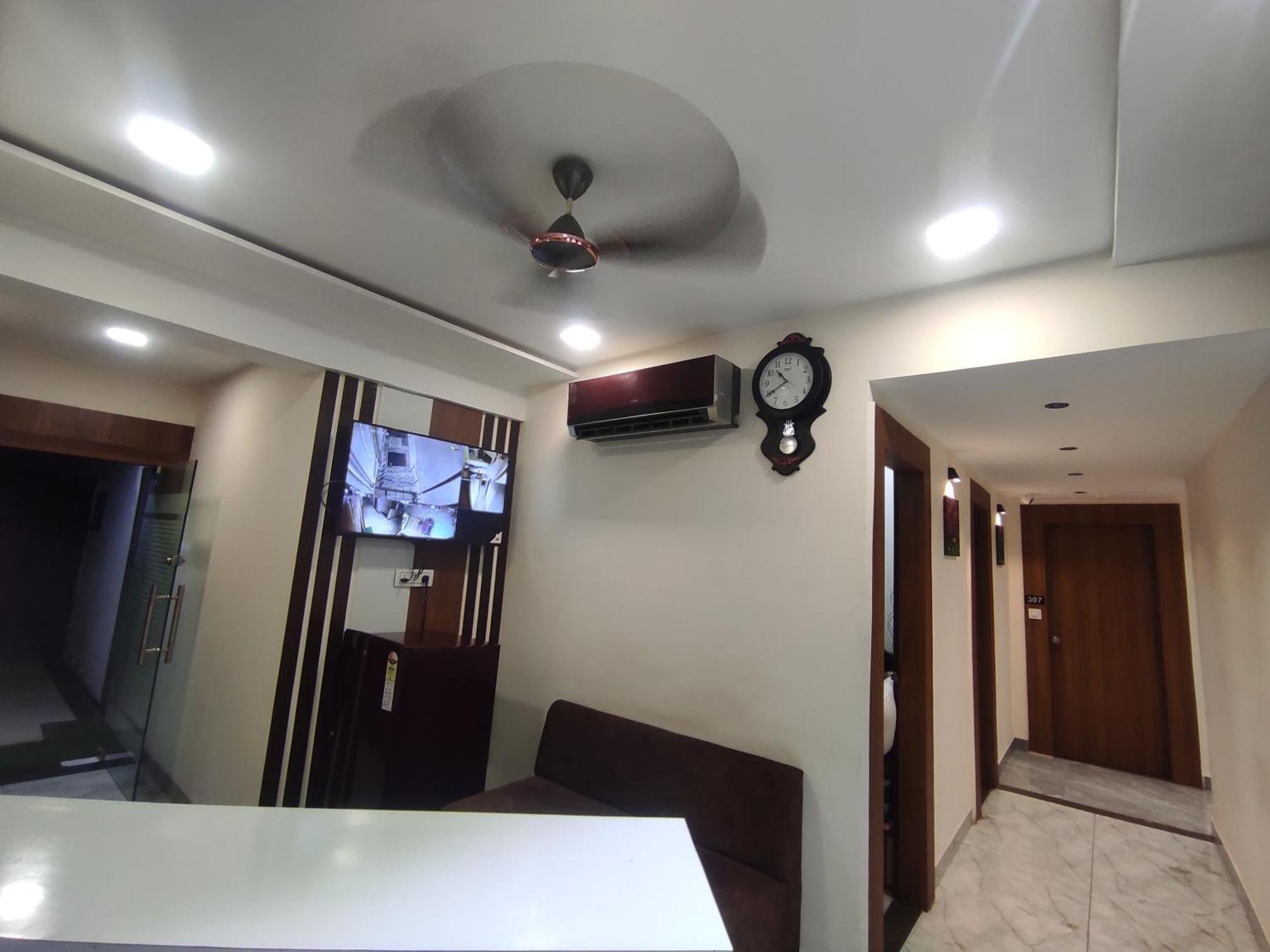 Hotel Earth Inn, Subhash Bridge, Rto Circle, Ahmedabad Exterior photo