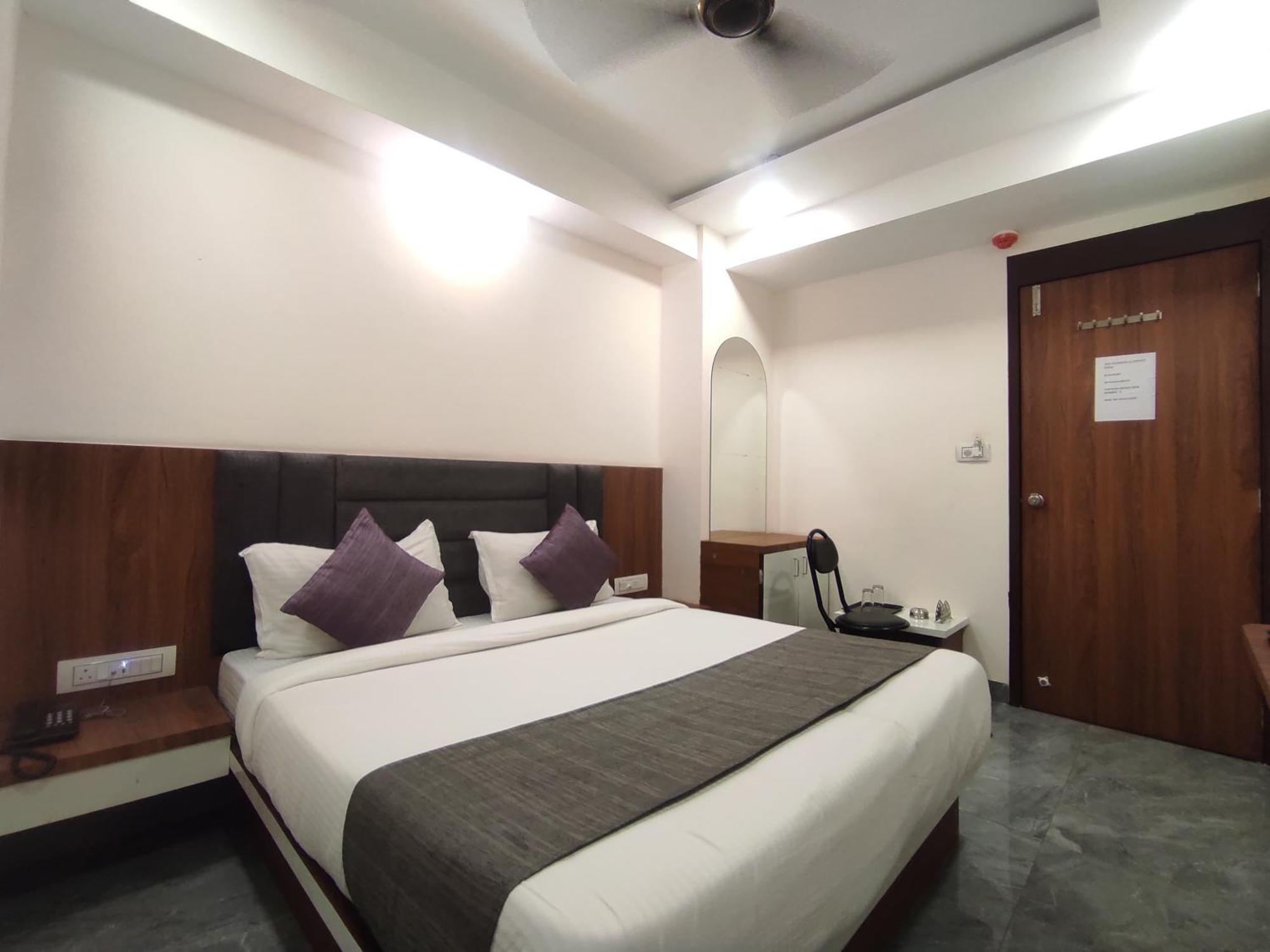 Hotel Earth Inn, Subhash Bridge, Rto Circle, Ahmedabad Exterior photo
