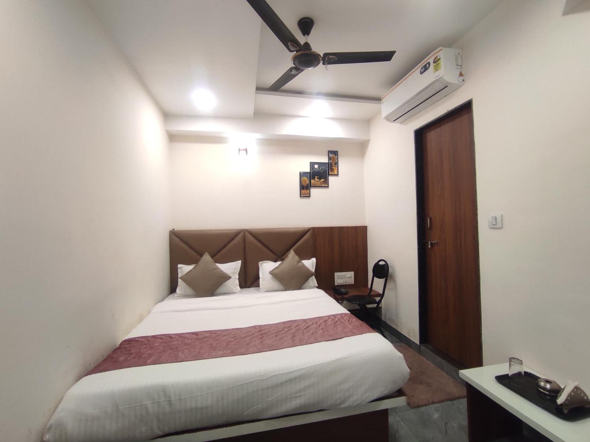 Hotel Earth Inn, Subhash Bridge, Rto Circle, Ahmedabad Exterior photo