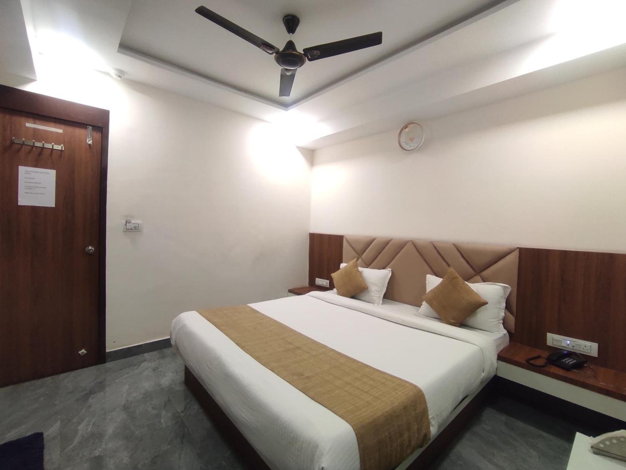 Hotel Earth Inn, Subhash Bridge, Rto Circle, Ahmedabad Exterior photo