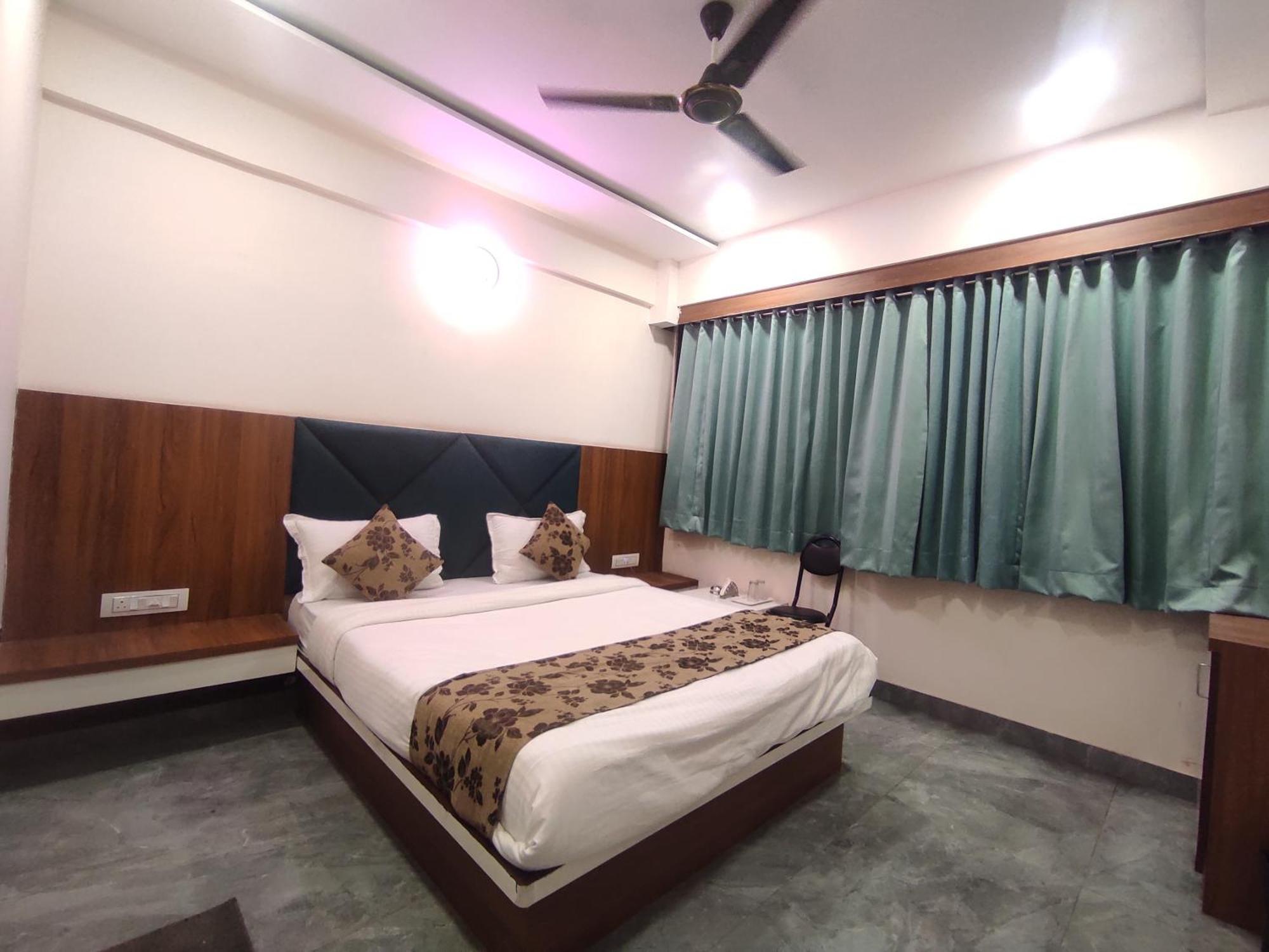Hotel Earth Inn, Subhash Bridge, Rto Circle, Ahmedabad Exterior photo