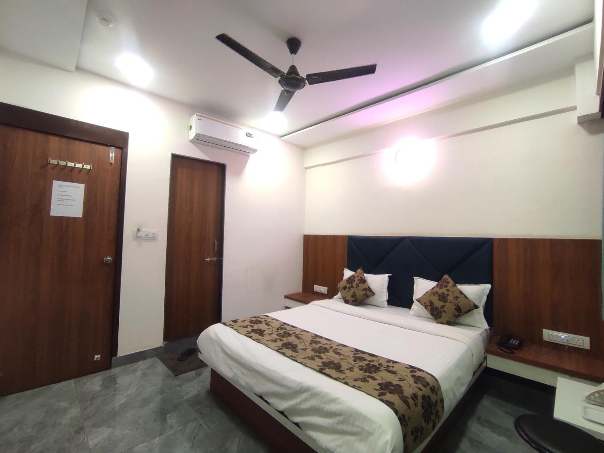 Hotel Earth Inn, Subhash Bridge, Rto Circle, Ahmedabad Exterior photo