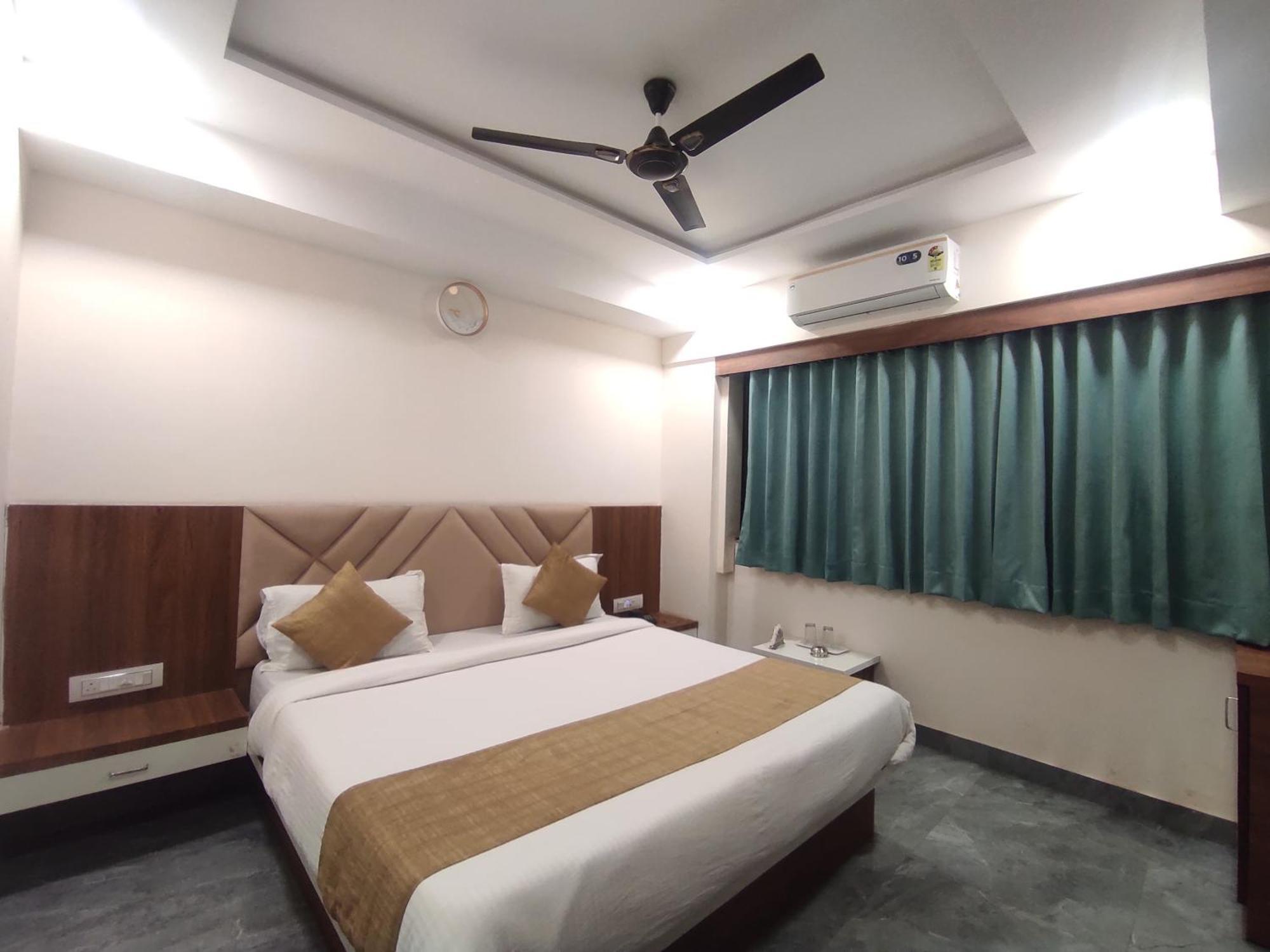 Hotel Earth Inn, Subhash Bridge, Rto Circle, Ahmedabad Exterior photo
